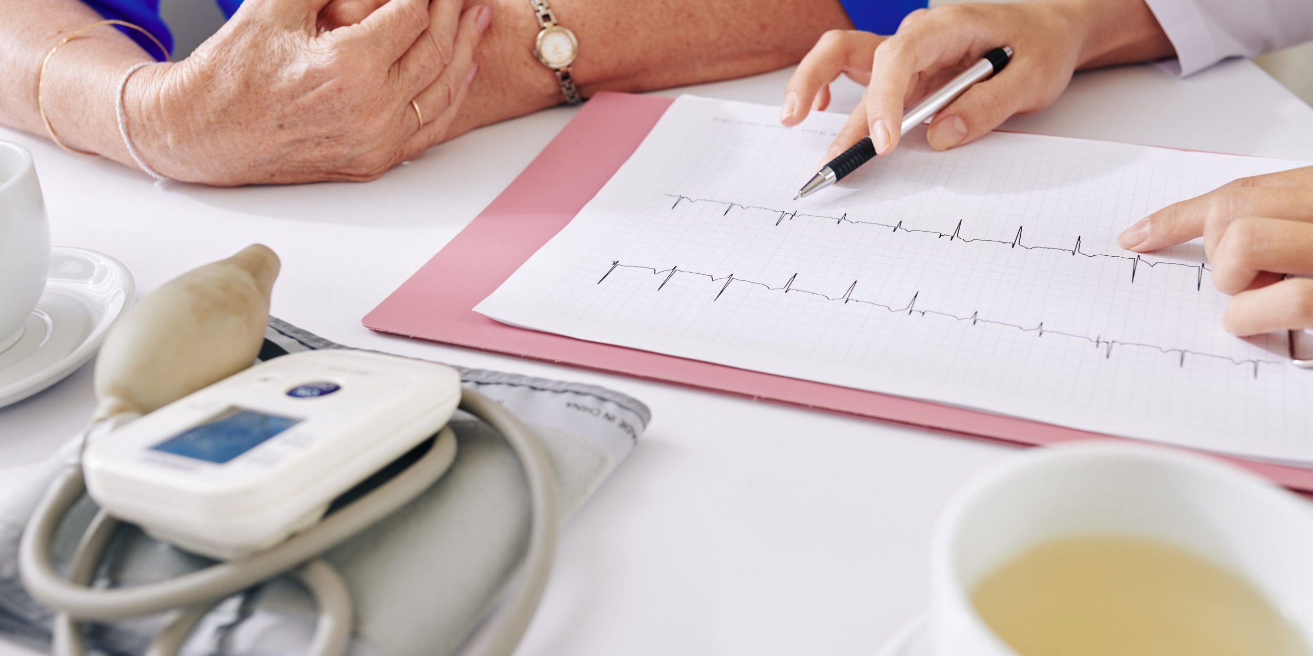 Woman visiting cardiologist